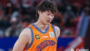 带队追赶！王哲林半场8中5砍全队最高12分6板 有3次犯规