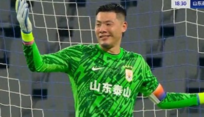 爱游戏官网-王大雷尴尬一战！被对手角球破门，送点+扑点脱手，仰面长叹